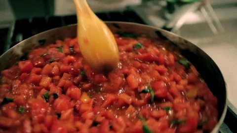 Cooking a tomato sauce Stockbeeldmateriaal 71720483