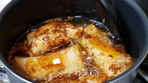 Cooking turon or deep-fried banana rolls Stock-Footage 109187403
