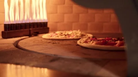 Cooking two pizza's in a spinning platform in oven Vídeos de archivo 145832475