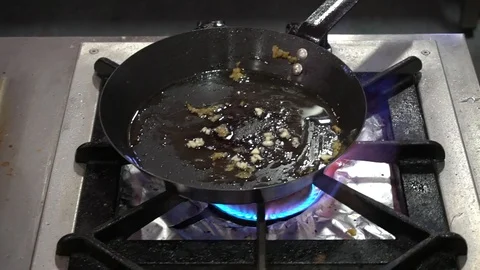 Cooking Vegetable In Pan Vidéo 105885282