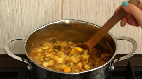 Cooking vegetable stew Stockbeeldmateriaal 111258308