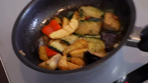 Cooking vegetables in a frying pan Video stock 95989803
