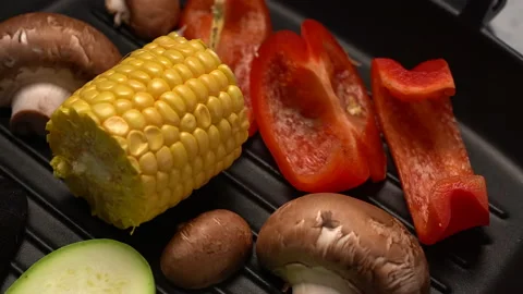 Cooking vegetables on the grill pan. Bbq at home 4 k video. Vidéo 164235281