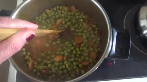 Cooking a vegetarian dish Video stock 309366094
