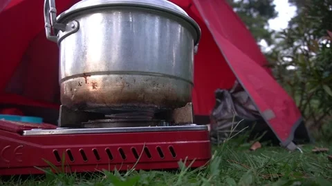 Cooking water using the stove while camping in the mountains 스톡 동영상 201727946