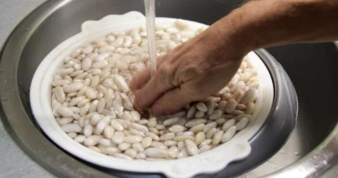 Cooking - white beans flushing Stock Footage 231563153