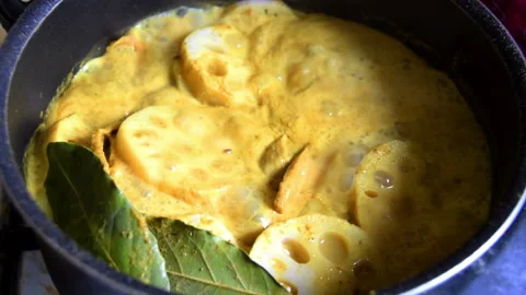 Cooking  yellow curry with lotus root Stock Footage 159065253