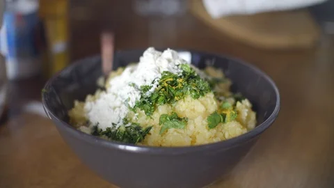 Cooking zucchini pancakes. Adding flour and mixing in a large bowl. Stockbeeldmateriaal 104099343