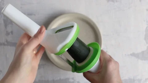 Cooking zucchini spirals Video stock 103147495