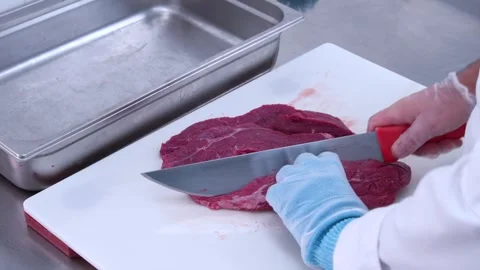 Cook's hands cutting red beef steaks with a butcher knife 6 Vídeos de archivo 245217043