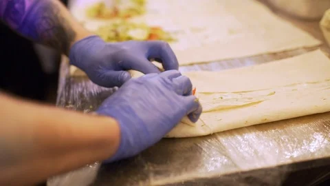 Cooks preparing shawarma with truffle and gold Video stock 105011673