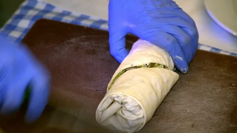 Cooks preparing shawarma with truffle and gold 動画素材 105012412