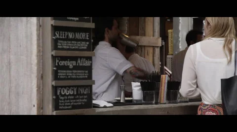 Cool bartender mixing drink for customer Vidéo 56979749