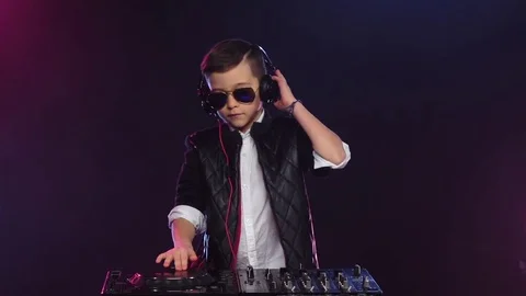 Cool boy dj with glasses playing on turntable. Slow motion Vidéo 75916075