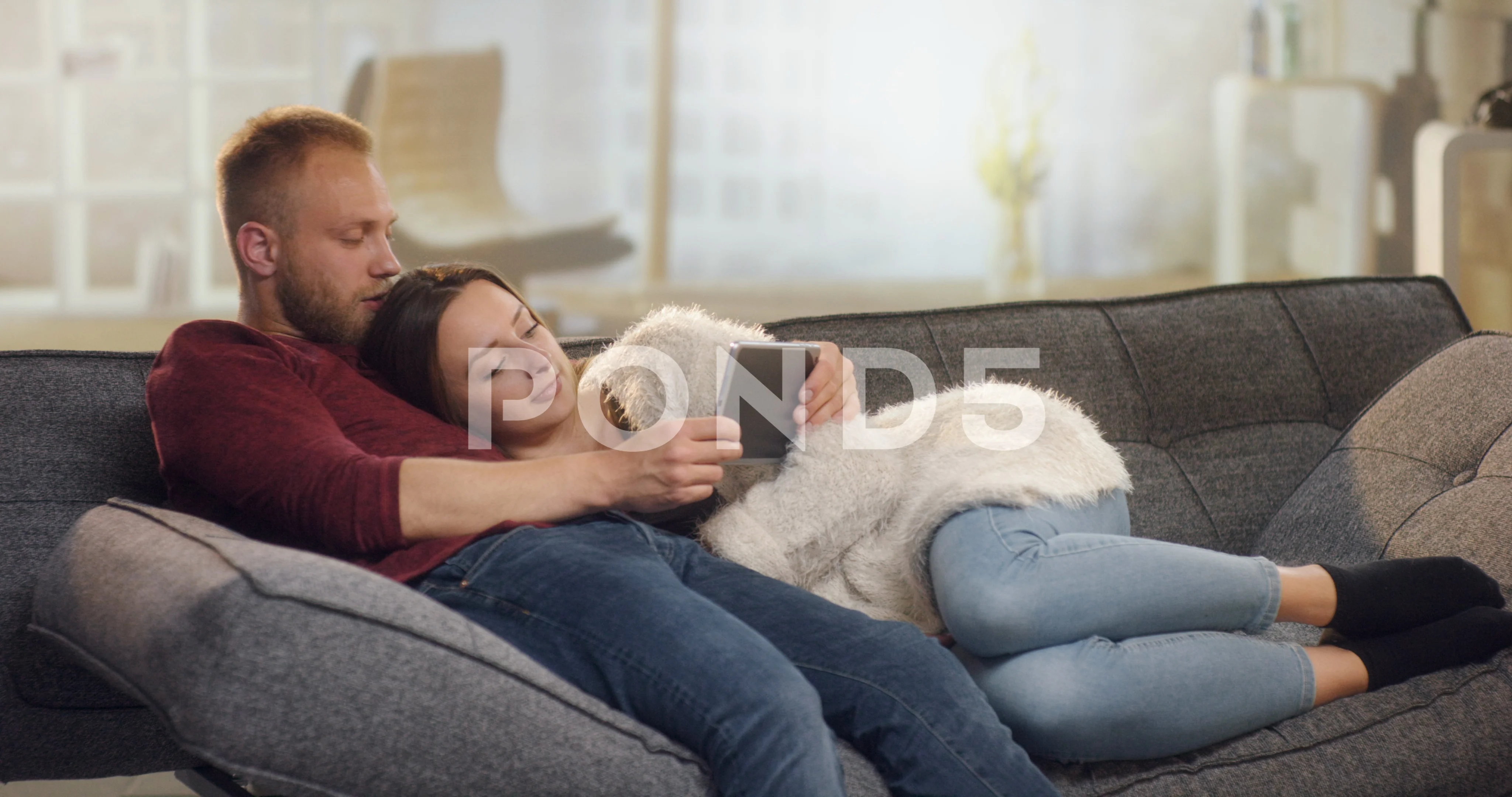 Couple poses at the pink couch in furniture store Stock Photo - Alamy