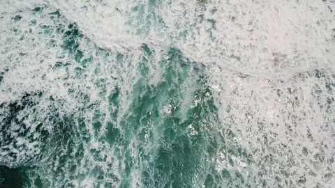 Cool green waves crashing, drone from above Vidéo 92829097