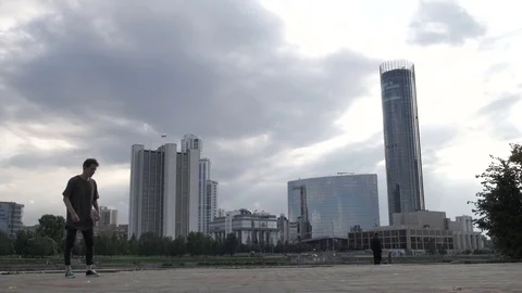 A cool guy does a somersault on the sidewalk. 库存影片 81140276