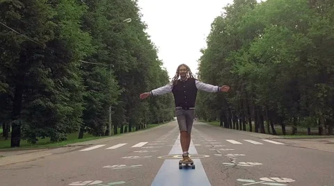 Cool guy on his longboard skate 库存影片 65289229