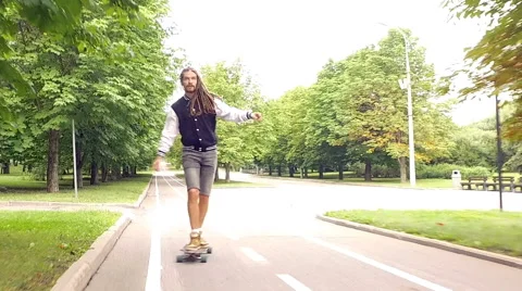 Cool guy on his longboard skate Vídeos de archivo 65290052