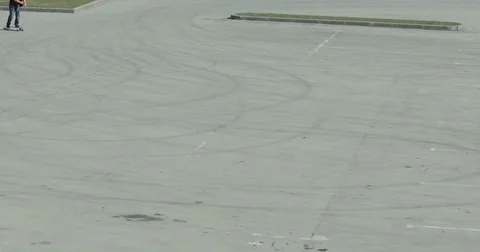 Cool guy on his longboard skate In the parking of the shopping center Video stock 74978010