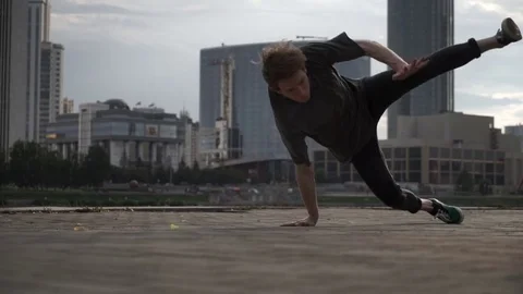 Cool man dancing breakdance Vidéo 81142799