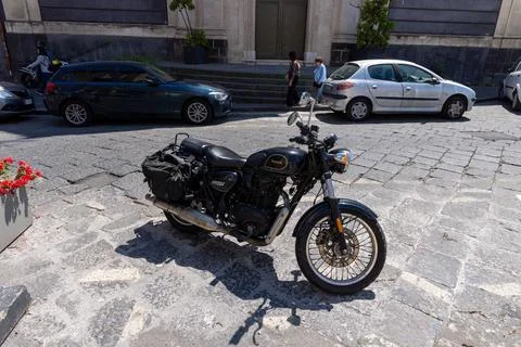 Cool motorcycle parked on a rustic cobblestone street Foto stock