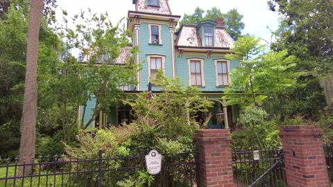 Cool old house Vídeo Stock 244089865