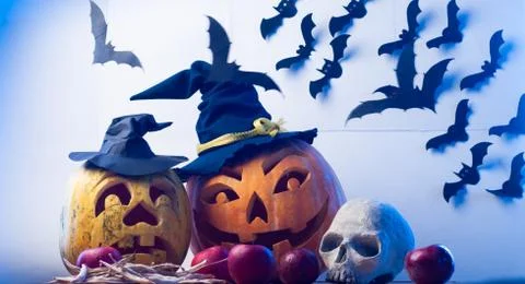 Cool pumpkins, Jack-o-lantern and bats on white background, scary faces Foto stock