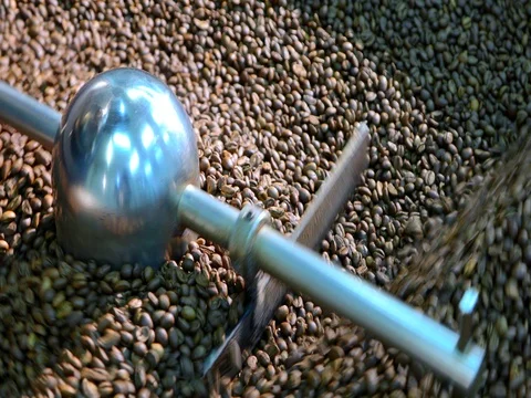 Cooling coffee beans after roasting. Roasting machine. Video stock 72730381