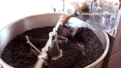 Cooling coffee beans after roasting. Roasting machine, close-up Mixing roas.. Video stock 272458603