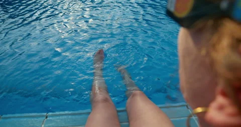 Cooling off in the pool: Vídeo Stock 343396337