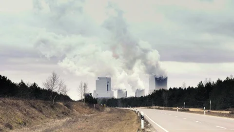 Cooling system of nuclear power plant, huge clouds and smoke in background Vídeos de archivo 89612748