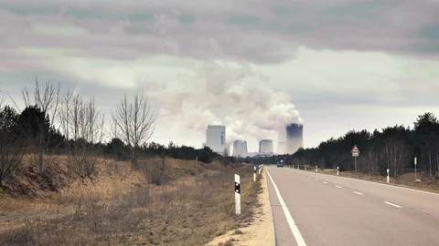 Cooling system of nuclear power plant, huge clouds and smoke in background Vídeo Stock 89772408
