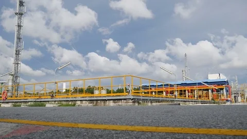 Cooling tower in refinery plant 库存影片 81527026