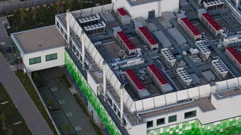 Cooling vans, HVAC on top of a data center, Computing center. Stockfoto's