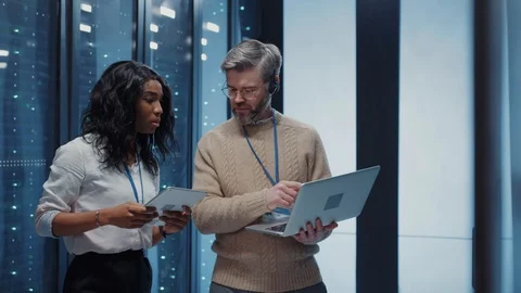Cooperative team of data center research and evaluate software hardware Video stock 125404873