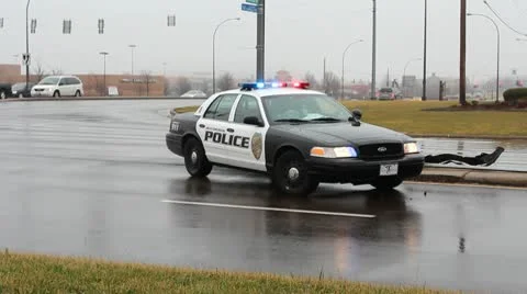 Cop cruiser at an intersection 動画素材 10722763
