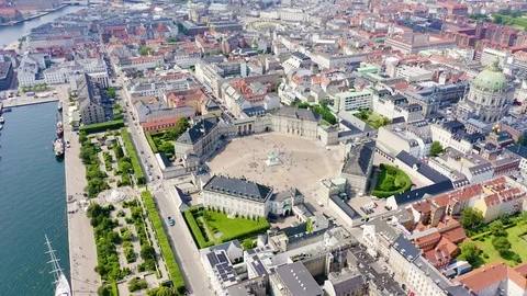 Copenhagen, Denmark. Amalienborg. The palace complex of the XVIII century in the Vídeo Stock 115634334