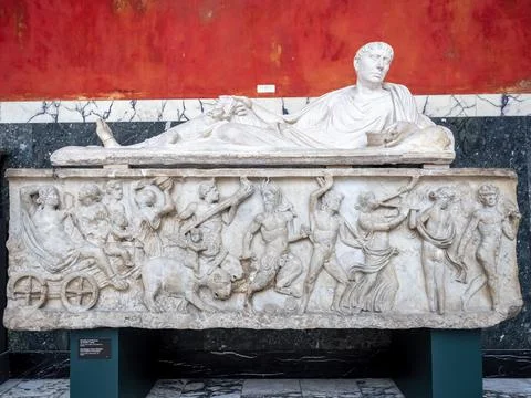 Copenhagen, Denmark  Oct 21, 2018: Marble sarcophagus with reclining statue o Stock Photos