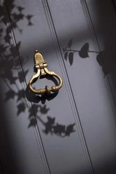 Copper knocker on a door Stock-Fotos