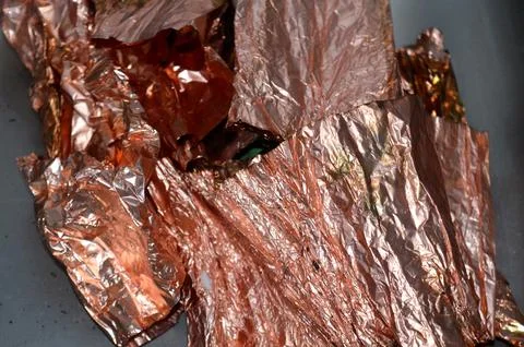 Copper leaf flakes, tiny, thin pieces of genuine copper or copper alloy (li.. Foto stock