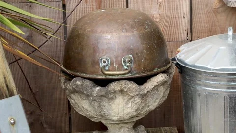 Copper pot funny pythouse gardens wiltshire 库存影片 137393476