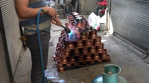 Copper production and fire given to copper pots with oxygen tube. 動画素材 142290262