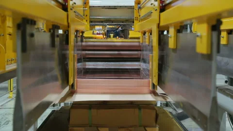 Copper sheet is fed to the package after cutting Stockbeeldmateriaal 103847236