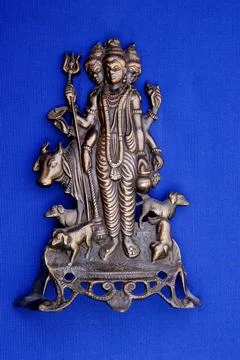 Copper statue of three face god shree gurudev Datta, Pune, Maharashtra, India Foto stock