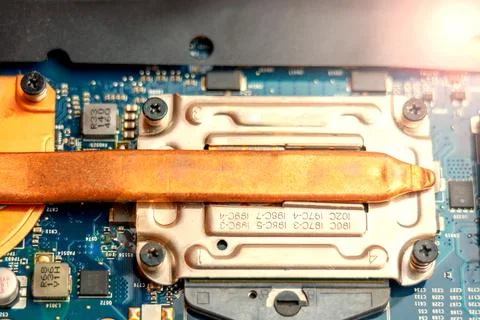 Copper tube of microprocessor cooling system on laptop motherboard Stockfoto's