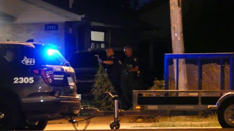 Cops busting a drughouse is a common sight in bad neighborhood Vidéo 136438285