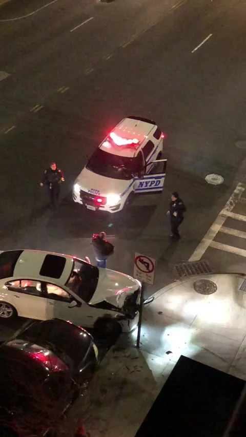 Cops Chase Man After Car Crash, Astoria, New York, USA - 26 Feb 2019 Vidéo 205230640