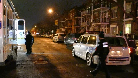 Cops entering large command center vehicle in Montreal, Quebec, Canada - 24fps Vidéo 104023217