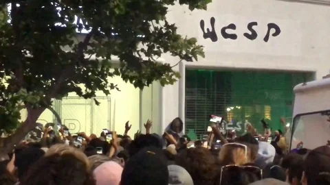 Cops fire rubber bullets at fans during XXXTentacion memorial Stockbeeldmateriaal 106316845